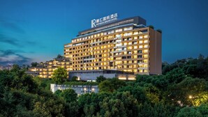 A multi-story hotel with a modern design, featuring numerous windows and balconies. - Chongqing Ronghui Grand Hotel (Chongqing)