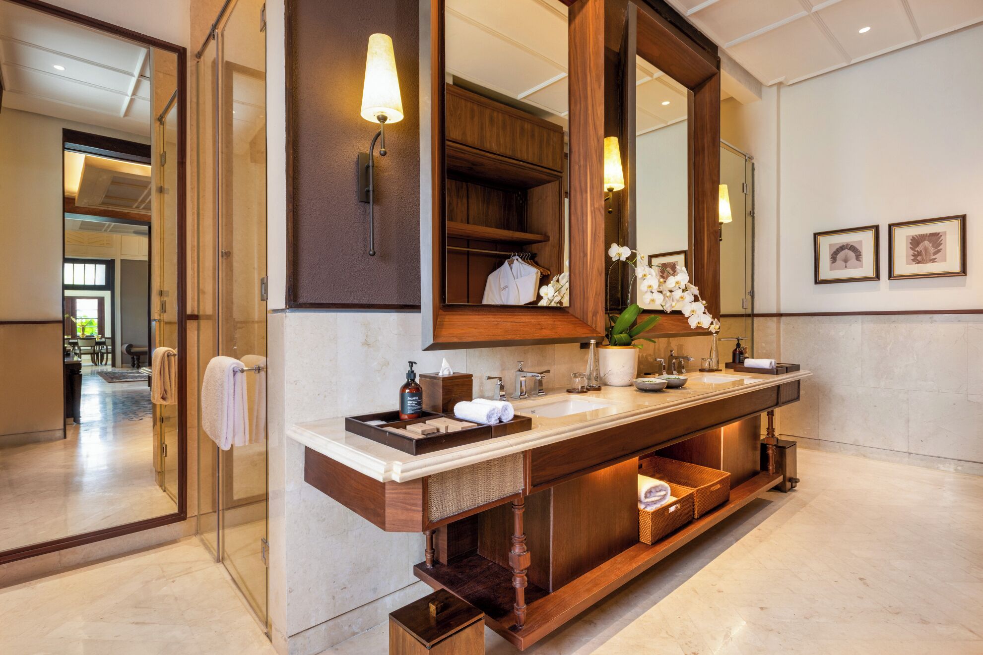 Une salle de bain moderne dotée d’un grand miroir, de deux vasques et d’un meuble-lavabo avec espace de rangement.