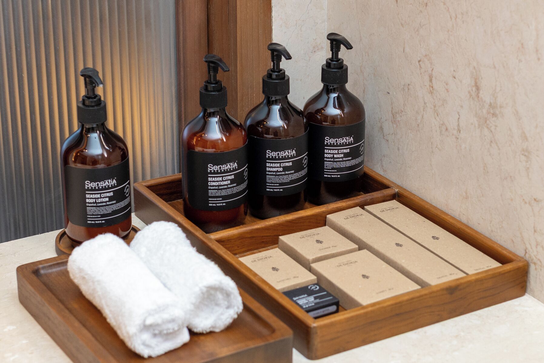 Ein Badezimmer mit Pflegeprodukten, darunter Körperlotion, Shampoo und Spülung.