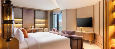 Ein modernes Hotelzimmer mit einem großen Bett, einem Fernseher, einem Schreibtisch und Blick ins Freie.