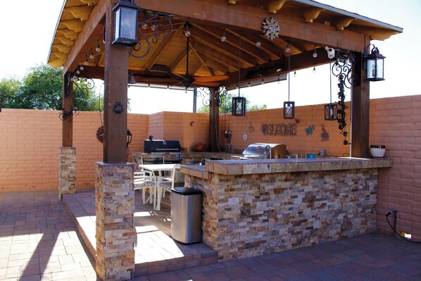 Outdoor dining - A lovely place, 4-bedroom house with BBQ Ramada (Tucson)