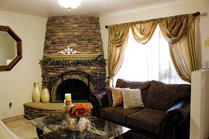 Living area - A lovely place, 4-bedroom house with BBQ Ramada (Tucson)