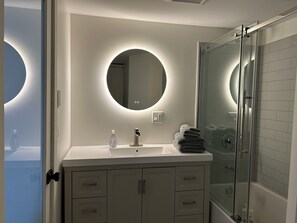 Secadora de cabello, toallas, jabón, papel de baño 