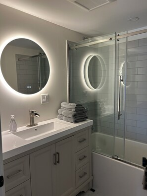 Haartrockner, Handtücher, Seife, Toilettenpapier