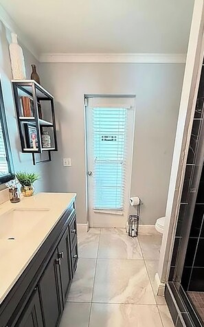 Shower, towels, soap, toilet paper - Luxury Fort Myers Villa w/Pool, Chef Kitchen & Half-Acre Paradise (Fort Myers)