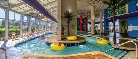 Een binnenzwembad en een buitenzwembad