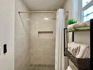 Douche, sèche-cheveux, serviettes fournies, savon