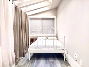 2 habitaciones, escritorio, tabla de planchar con plancha y wifi gratis