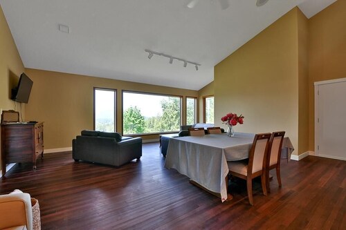 THE VIEW BNB 
Forest Retreat with Scenic Farm Views | 10 Min to Chilliwack