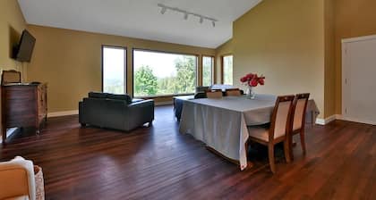 THE VIEW BNB
Forest Retreat with Scenic Farm Views | 10 Min to Chilliwack