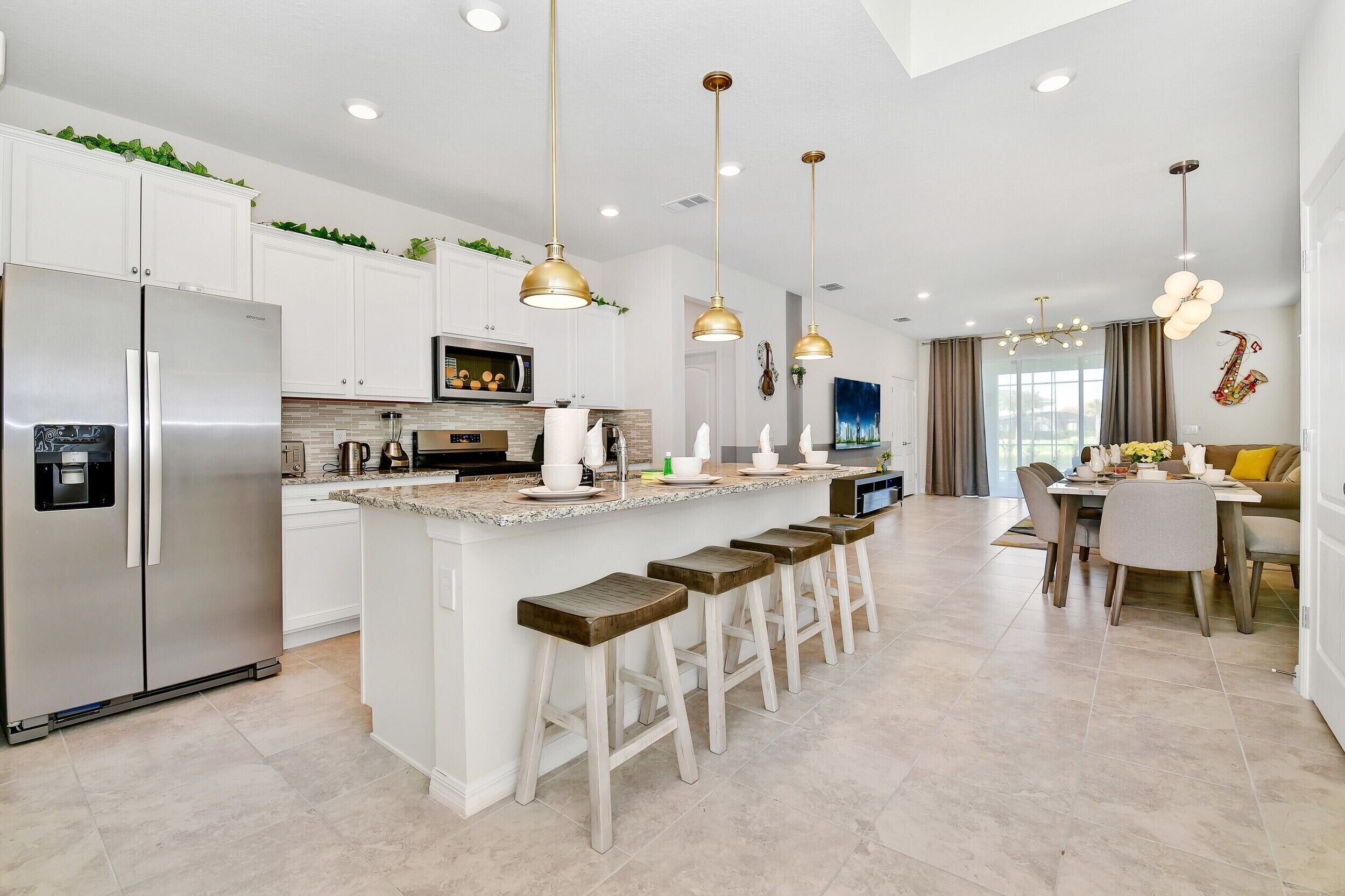 Réfrigérateur, micro-ondes, four, plaque de cuisson