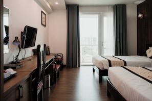 Habitación triple Deluxe, vista al río | Escritorio, espacio para trabajar con laptop y wifi gratis