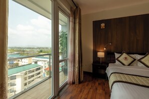 Escritorio, espacio para trabajar con laptop y wifi gratis 