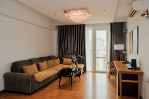 Suite de lujo, vista al río | Escritorio, espacio para trabajar con laptop y wifi gratis