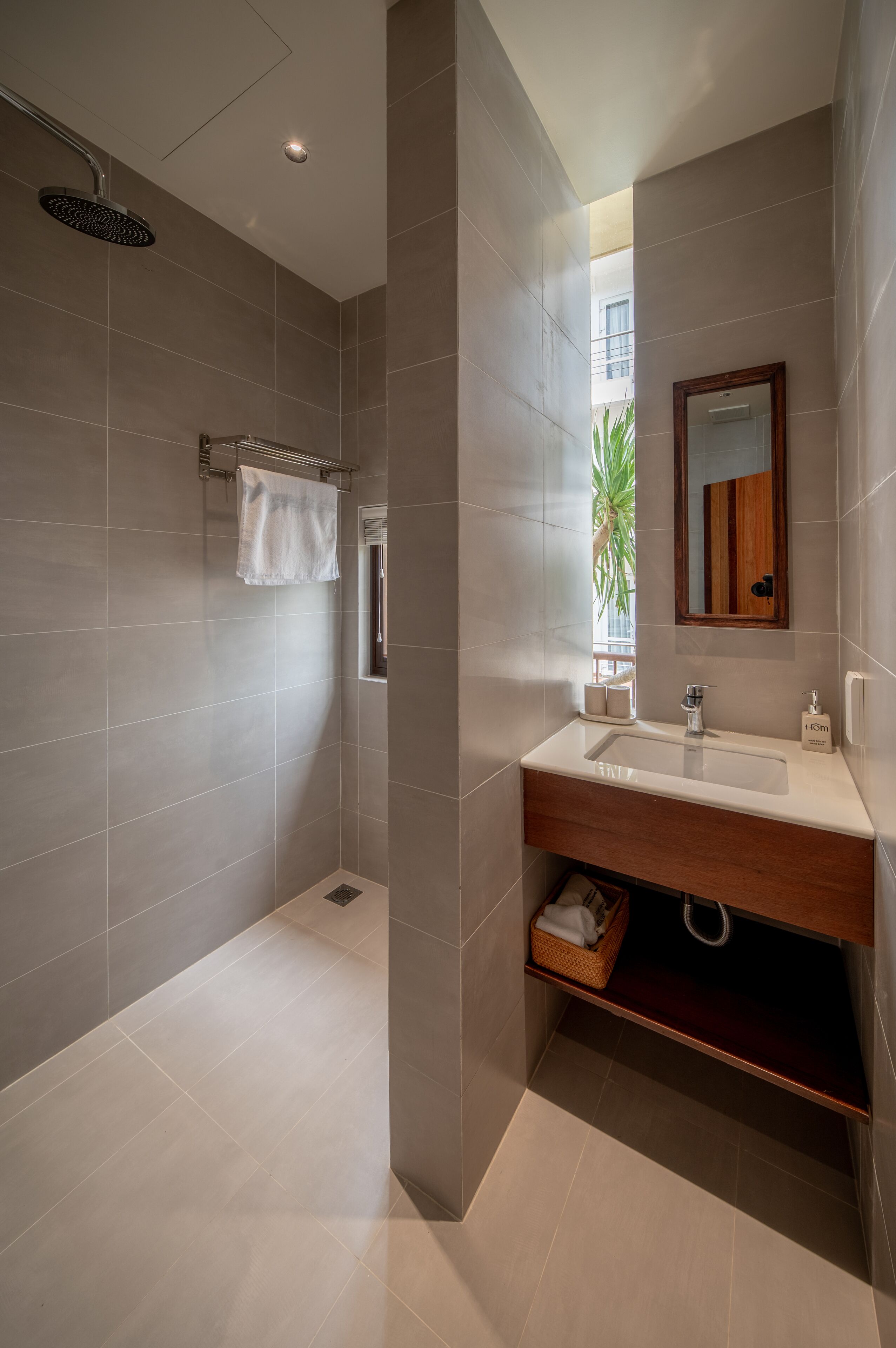 Chambre Double Luxe | Salle de bain | Douche, articles de toilette gratuits, sèche-cheveux, chaussons