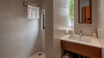 Chambre Double Luxe | Salle de bain | Douche, articles de toilette gratuits, sĂšche-cheveux, chaussons