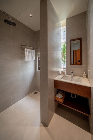 Luxury Double Room | Bathroom - HÔM Stay - Phố đi bộ (Thuan Hoa Ward)