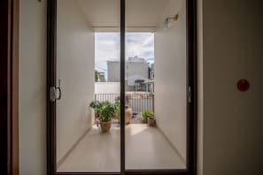 Vista frontal de la propiedad