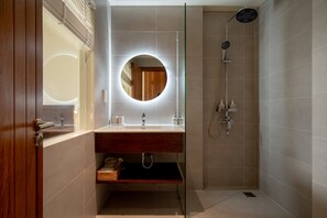 Superior Double Room | Bathroom - HÔM Stay - Phố đi bộ (Thuan Hoa Ward)