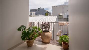 Desk, laptop workspace, free WiFi, bed sheets