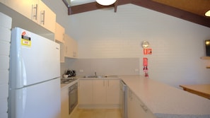 雪櫃、微波爐、焗爐、爐具