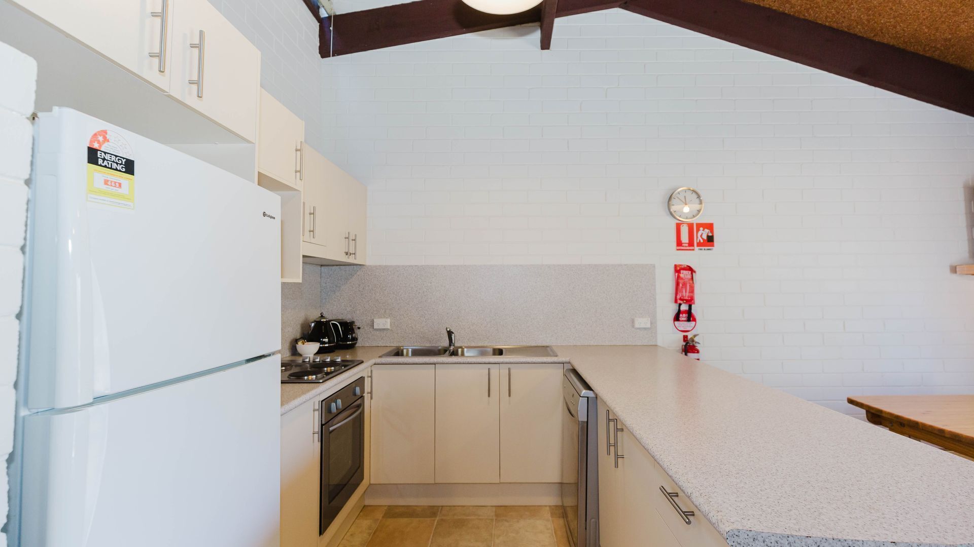 Kjøleskap, mikrobølgeovn, ovn og kokeplater