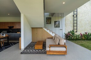 Villa | Salle de séjour | Téléviseur à DEL de 32 po avec télévision numérique