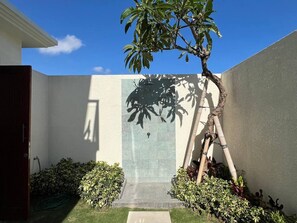 Piscina externa, espreguiçadeiras