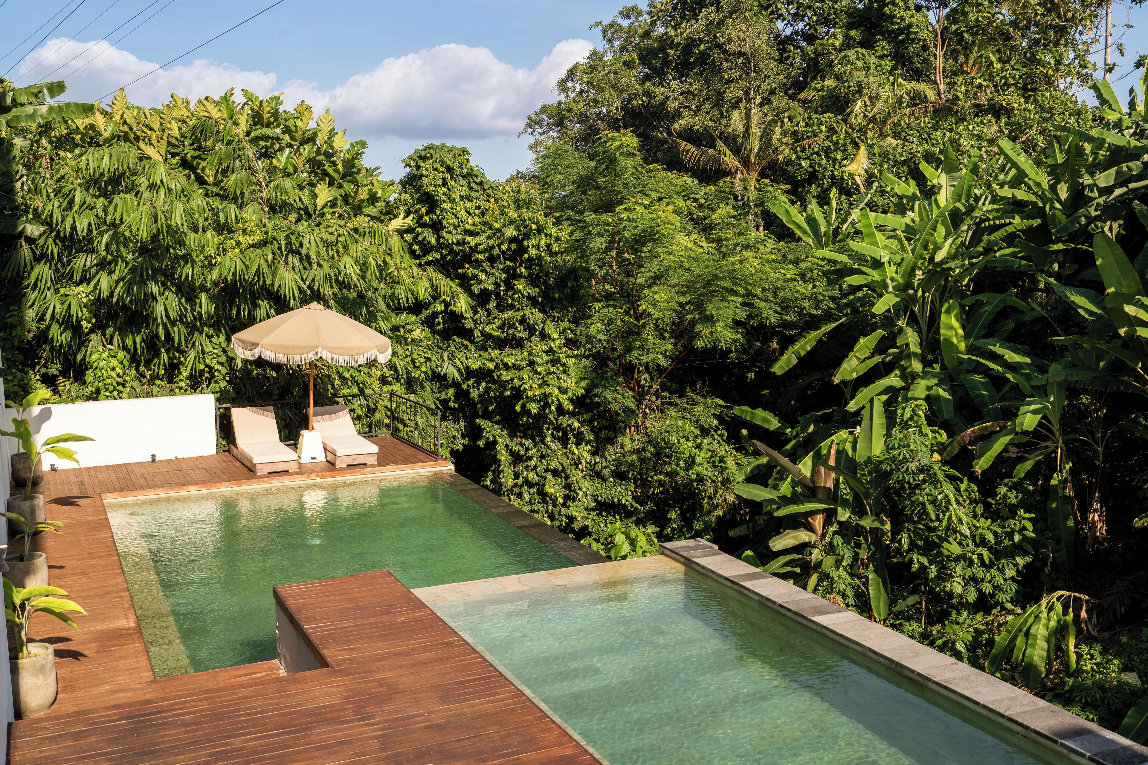 Una piscina al aire libre, tumbonas