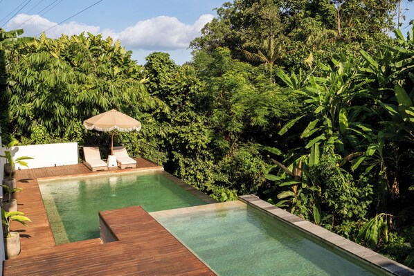 حمّام سباحة خارجي، مقاعد للتشمس