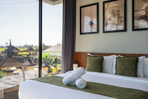 Villa | Tabla de planchar con plancha y ropa de cama