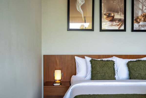 Iron/ironing board, bed sheets
