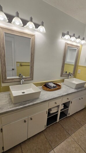 Ducha, secador de pelo, toallas y jabón