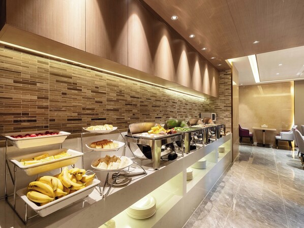 朝食 (セルフサービス)、毎日提供 (無料)