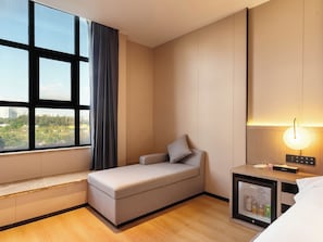 Chambre Double Exécutive, vue ville | Coin séjour | Télévision LCD de 45 pouces avec chaînes par satellite, films à la carte