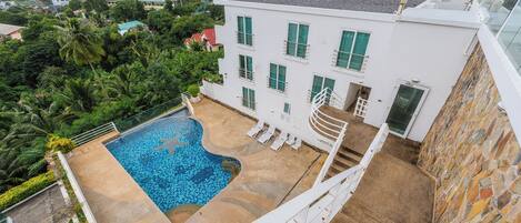 Una piscina al aire libre