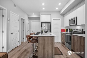 ثلاجة، ميكروويف، فرن، موقد طهي مسطح