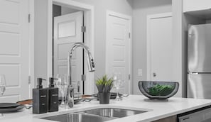 ثلاجة، ميكروويف، فرن، موقد طهي مسطح