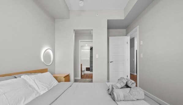 2 Schlafzimmer, Schreibtisch, Bügeleisen/Bügelbrett, Reisekinderbett