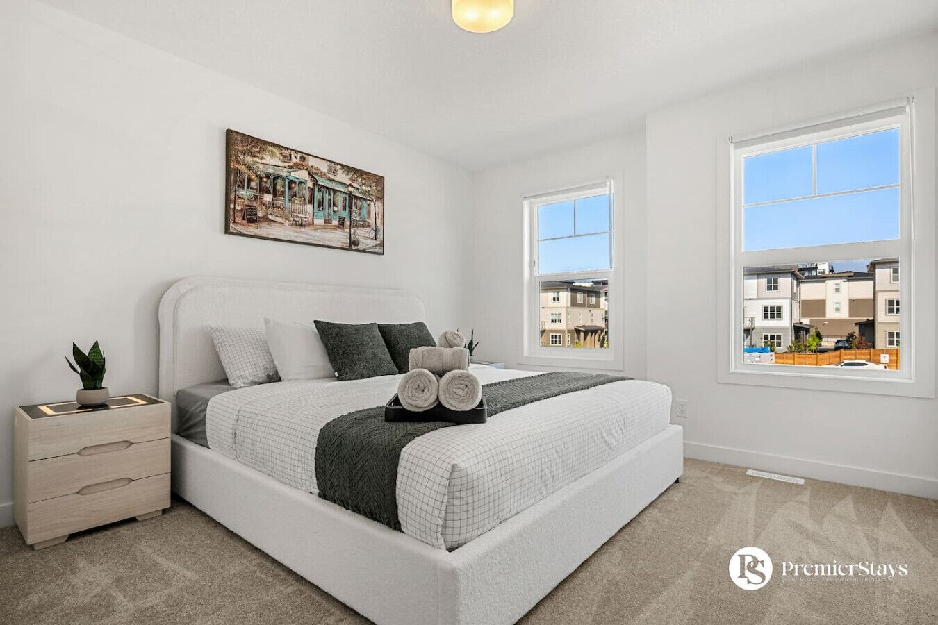 3 chambres, bureau, fer et planche à repasser, lit de bébé portatif