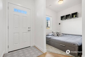 3 bedrooms, desk, iron/ironing board, free WiFi - Designer-Inspired Home » King Bed » Garage » AC #21 (Calgary)