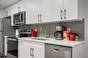 雪櫃、微波爐、焗爐、爐具