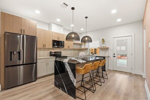 Fridge, microwave, oven, stovetop - Desert Rose Dream Home - Modern Luxury Escape Amazing Patio @RevitalizedEastEnd (Houston)