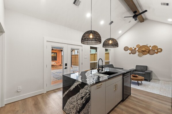 Interior - Desert Rose Dream Home - Modern Luxury Escape Amazing Patio @RevitalizedEastEnd (Houston)