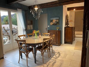 Dining - Holiday home: Gîte de Ferdinand (Aiglun)