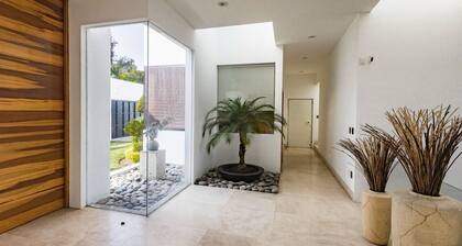 Casa de lujo en Cuernavaca con alberca, jacuzzi, vapor y cancha de pickleball