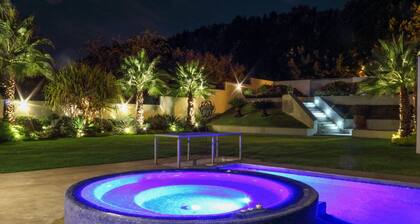 Luxury home in Cuernavaca with pool, jacuzzi, steam room and pickleball court