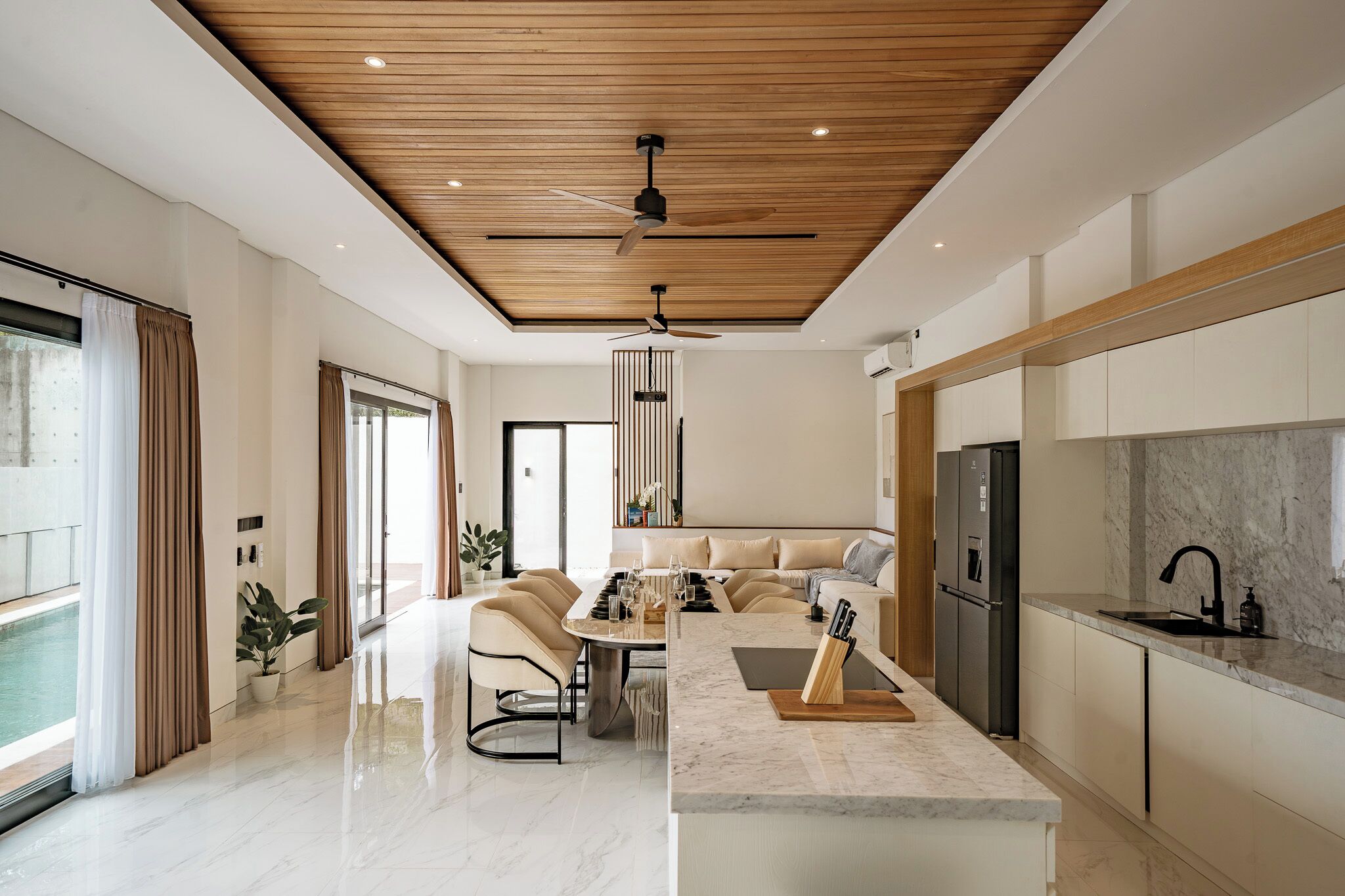 奢华别墅, 露台, 泳池景观 | 起居区 | 65-英寸纯平电视（配备有线频道）