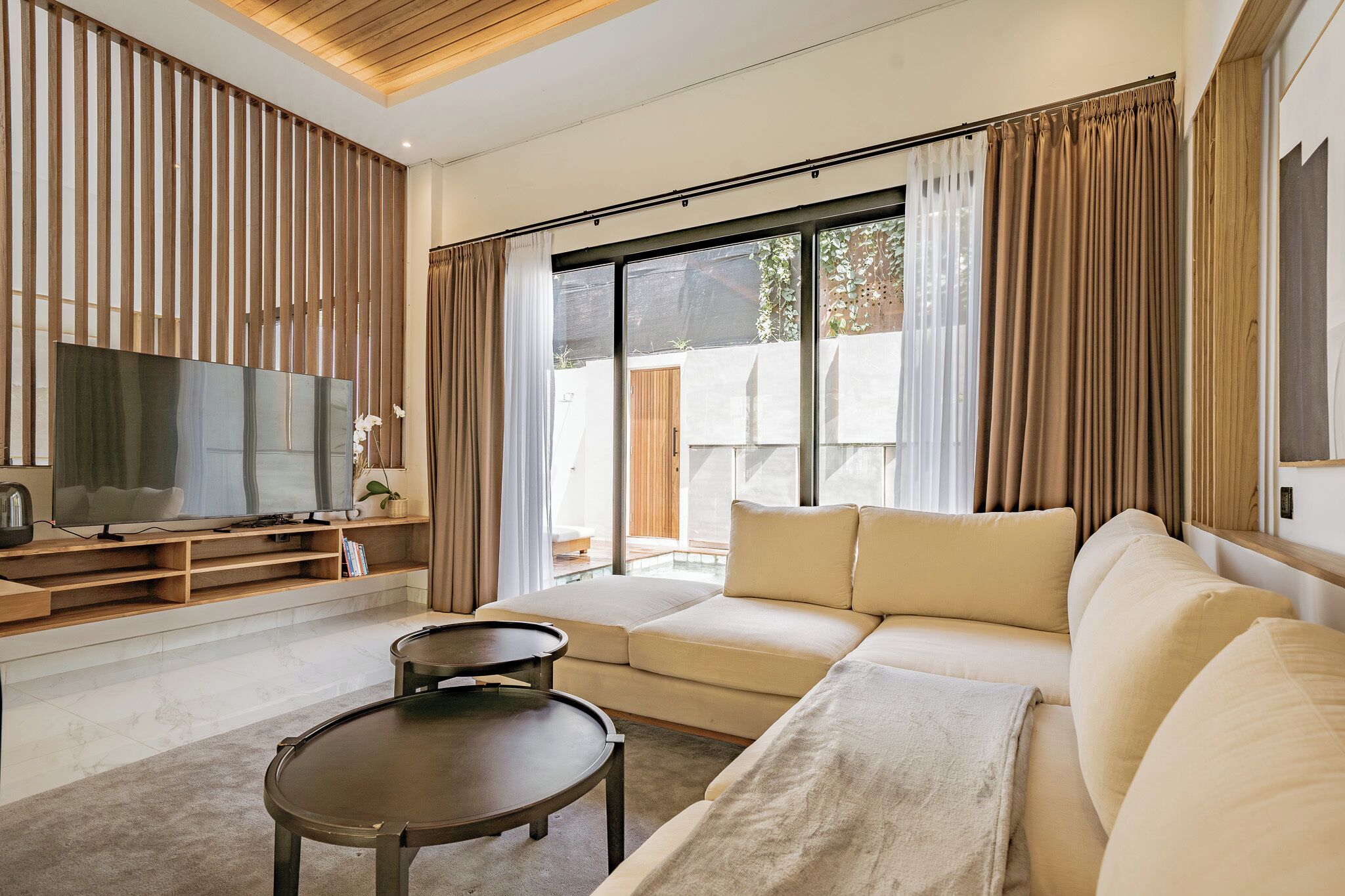 华丽别墅, 露台, 泳池景观 | 起居区 | 65-英寸纯平电视（配备有线频道）