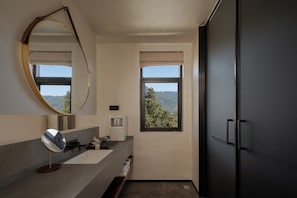 Luxury Double Room, Hill View | Bathroom | Free toiletries, hair dryer, slippers, towels - Floating Life Boundless Wild Resort (Lijiang)